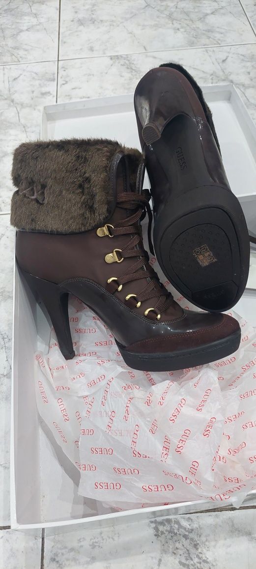 Botas marca GUESS