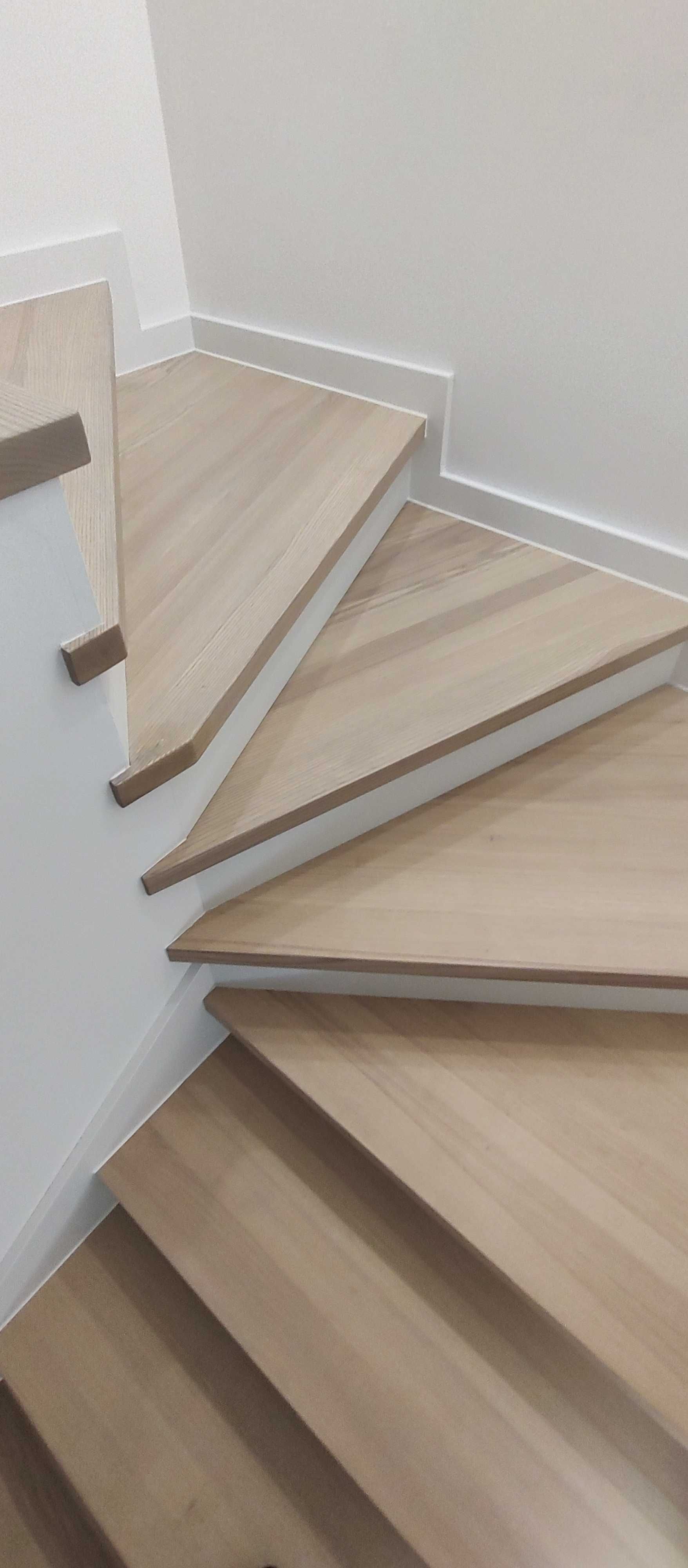 Schody drewniane na beton/ konstrukcji stalowej jesionowe/dębowe