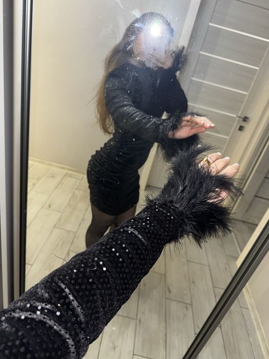 Эфектное платье с перьями