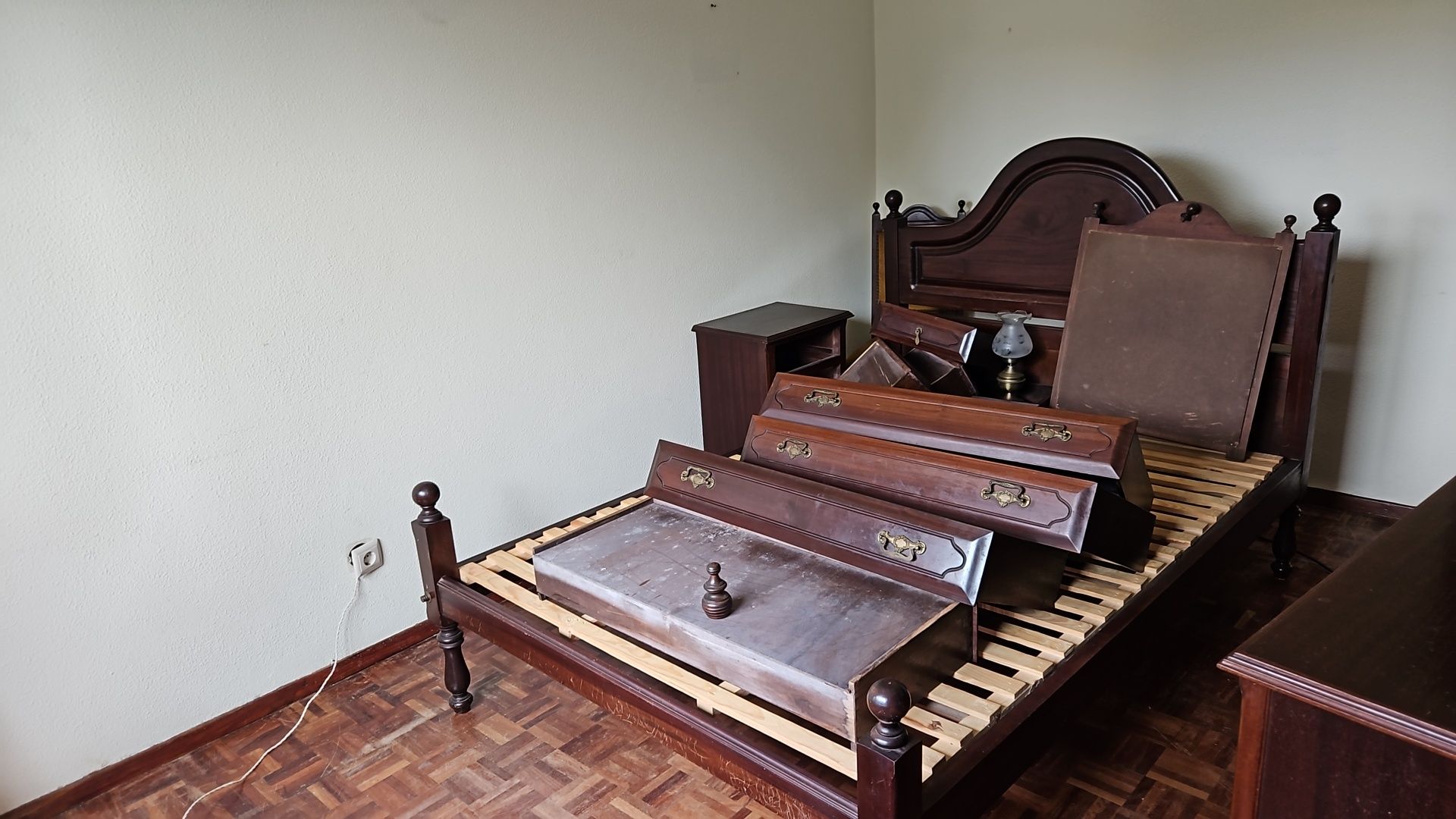 Mobilia de quarto 2 mesas de cabeceira , cómoda