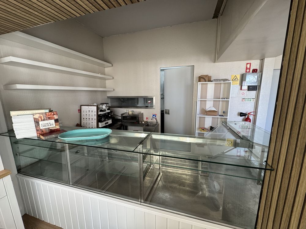 Espaço comercial equipado - café, restaurante, snack bar- Monte Abraão