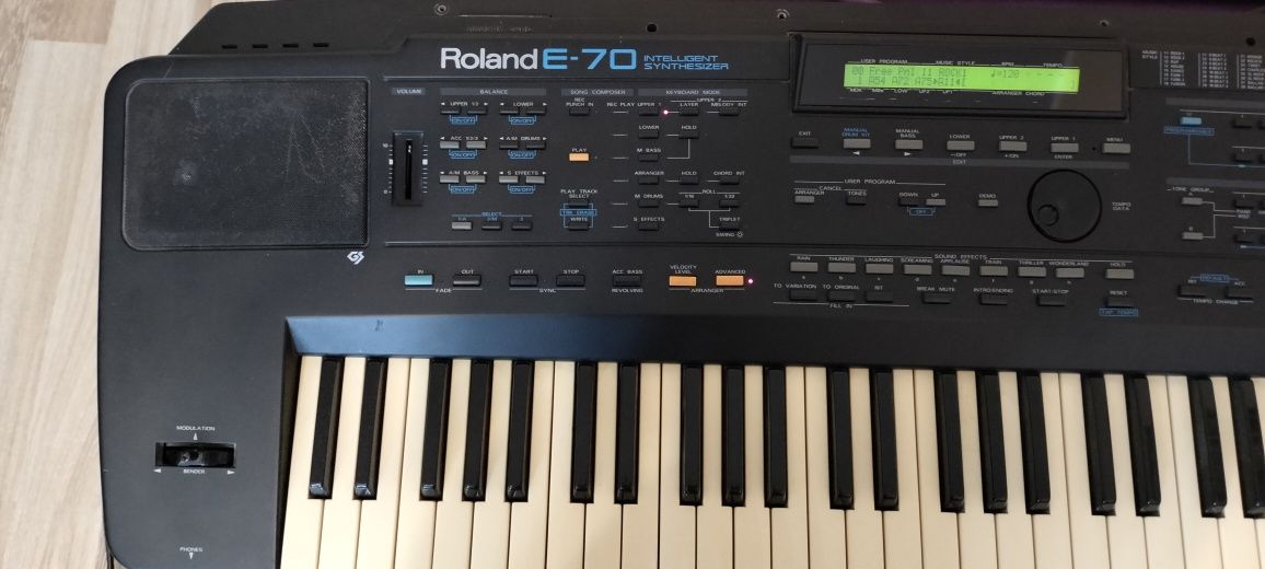 Keyboard    Roland  E 70