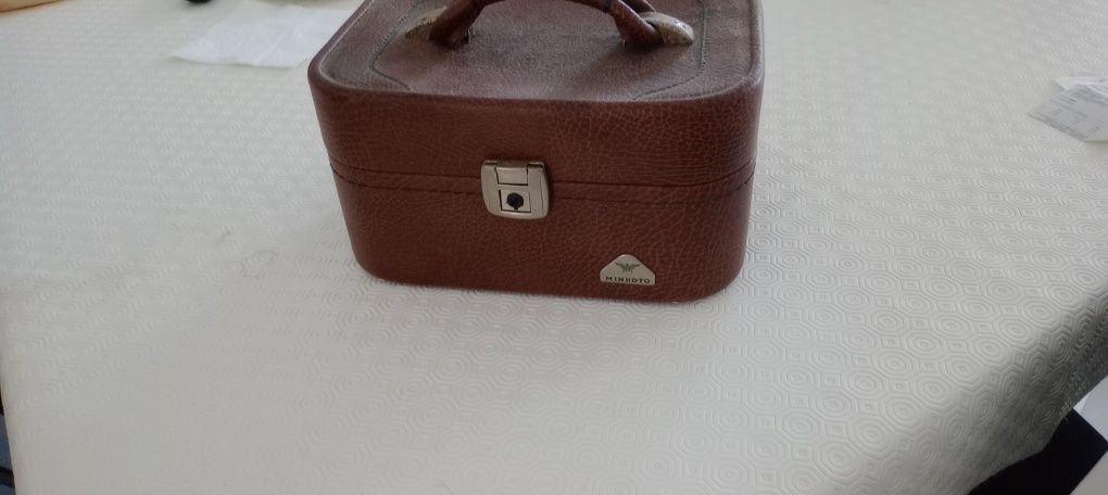 Vendo malinha de viagem em tom de castanho