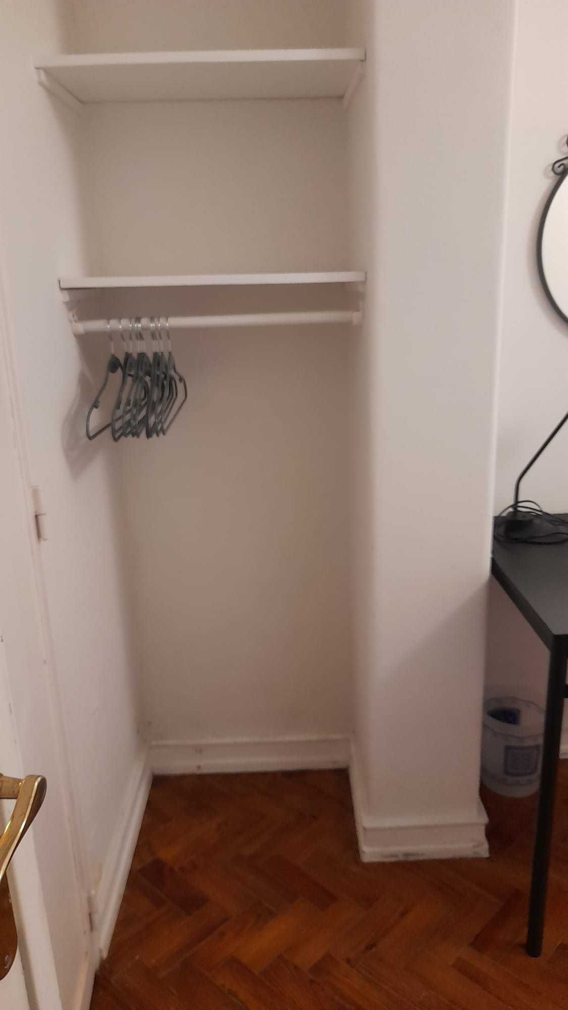 Quarto mobilado na Estrela