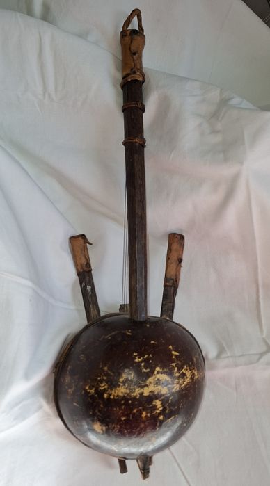 Afrykański instrument muzyczny wykonany z egzotycznego drewna i skóry.
