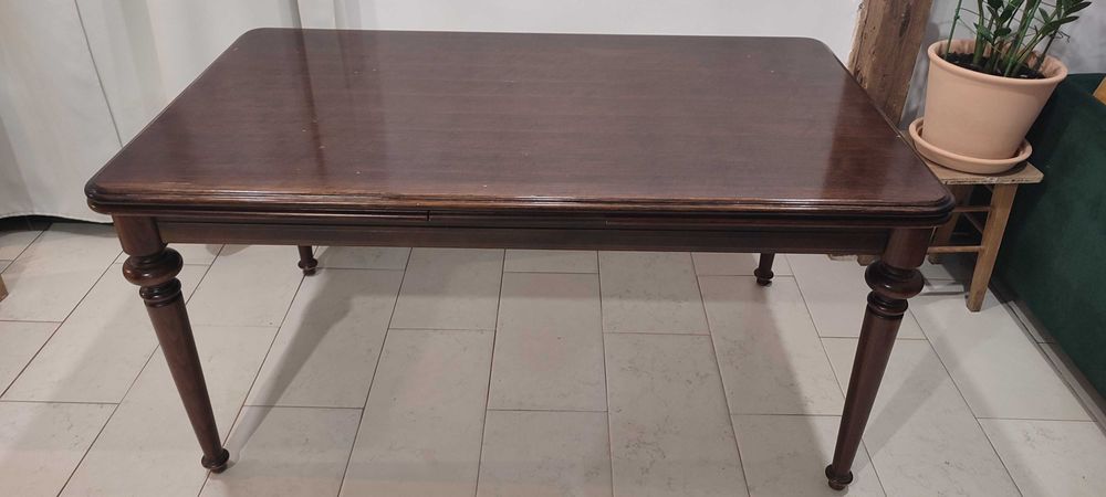 Sprzedam stół z 8 krzesłami – rozkładany, solidny zestaw jadalniany