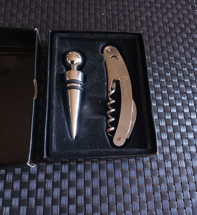 Zestaw do wina ( otwieracz , korkociąg ,zatyczka do butelki ,scyzoryk)