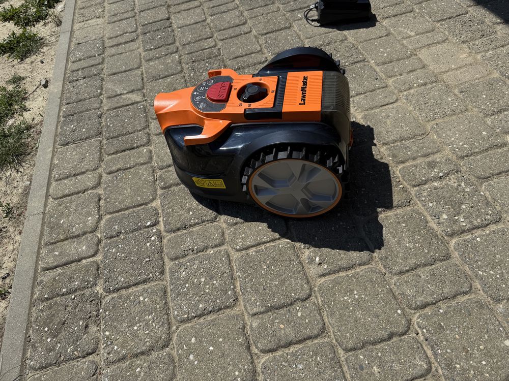 Robot koszący LawnMaster VBRM16
