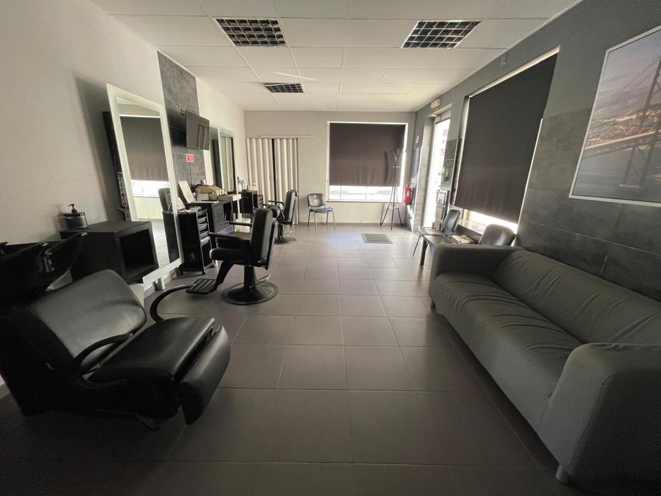 Barbearia / Salão de Cabeleireiro Pronto a Trabalhar – Cruz de Pau