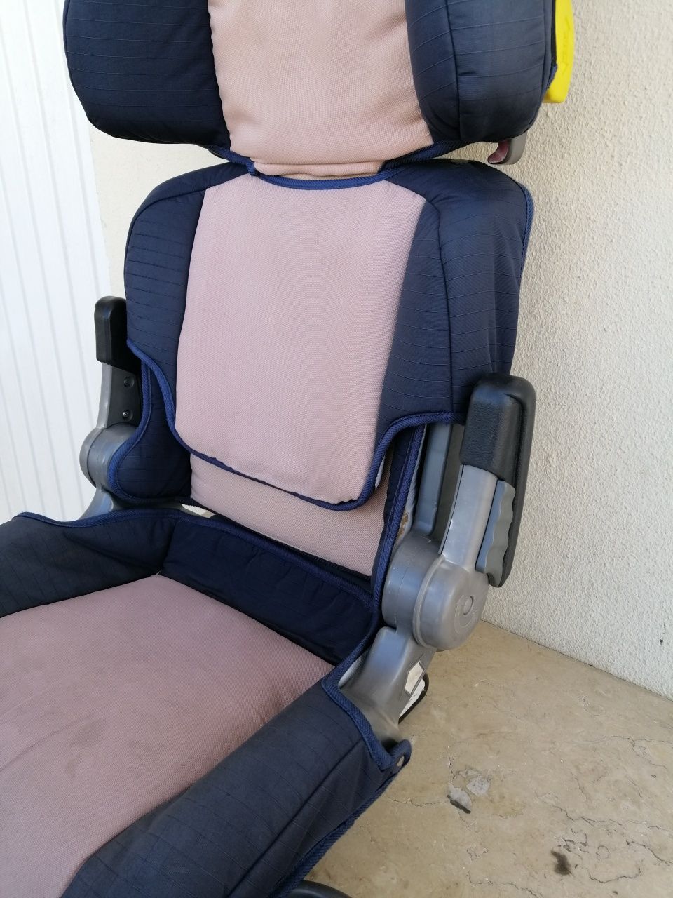 Cadeira auto virada para a frente para crianças entre 15 e 36 Kg.