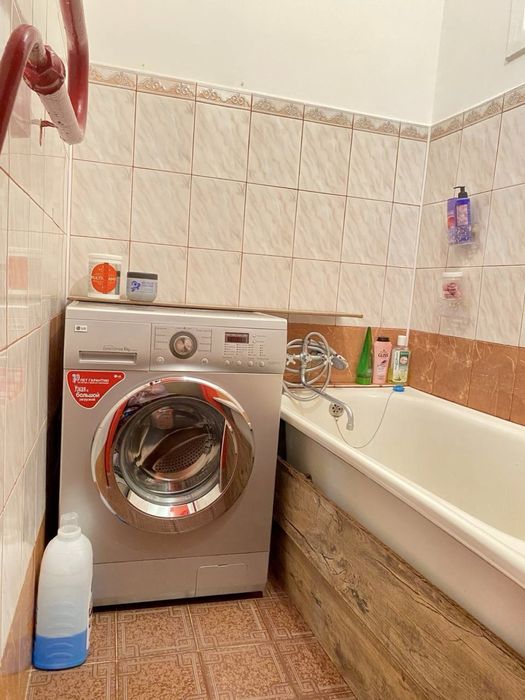 Продам квартиру 4 кімнати . Р-н Вишенька .