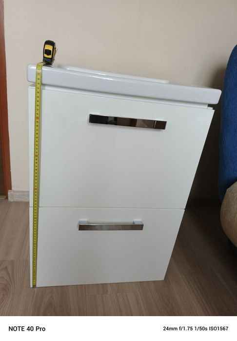 Szafka wisząca do łazienki wraz z umywalką.
