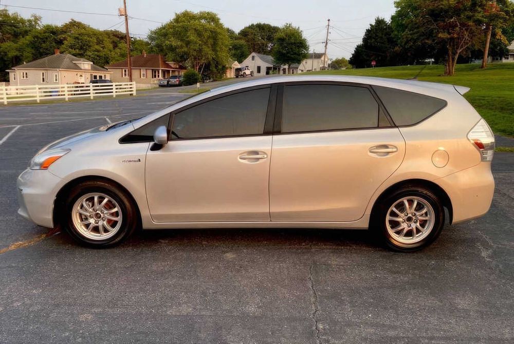 Toyota Prius v Five      2014