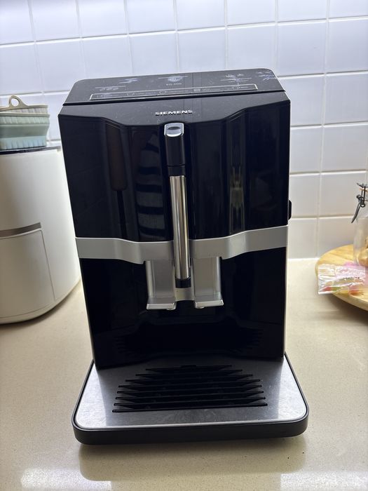 Máquina de café automática EQ300 com moinho de café cerâmica.