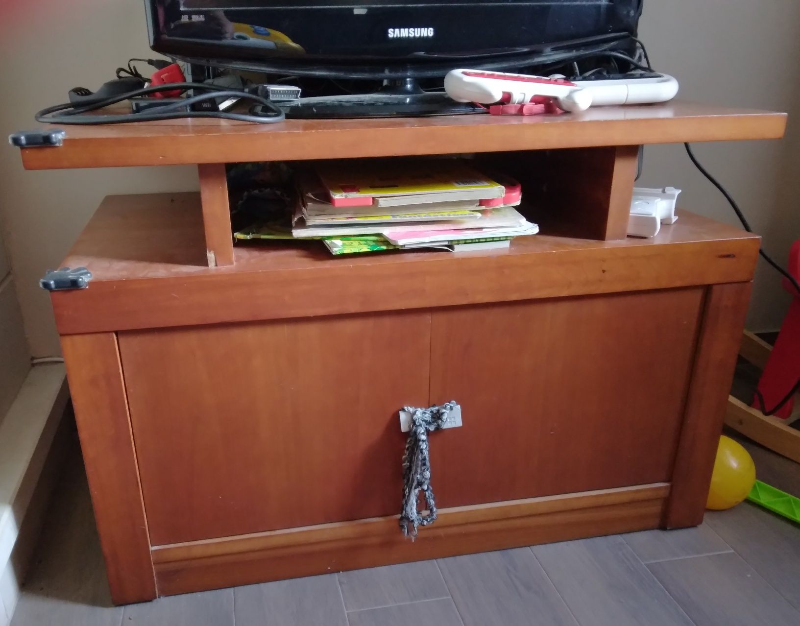 Cristaleira de cerejeira com Design Moderno