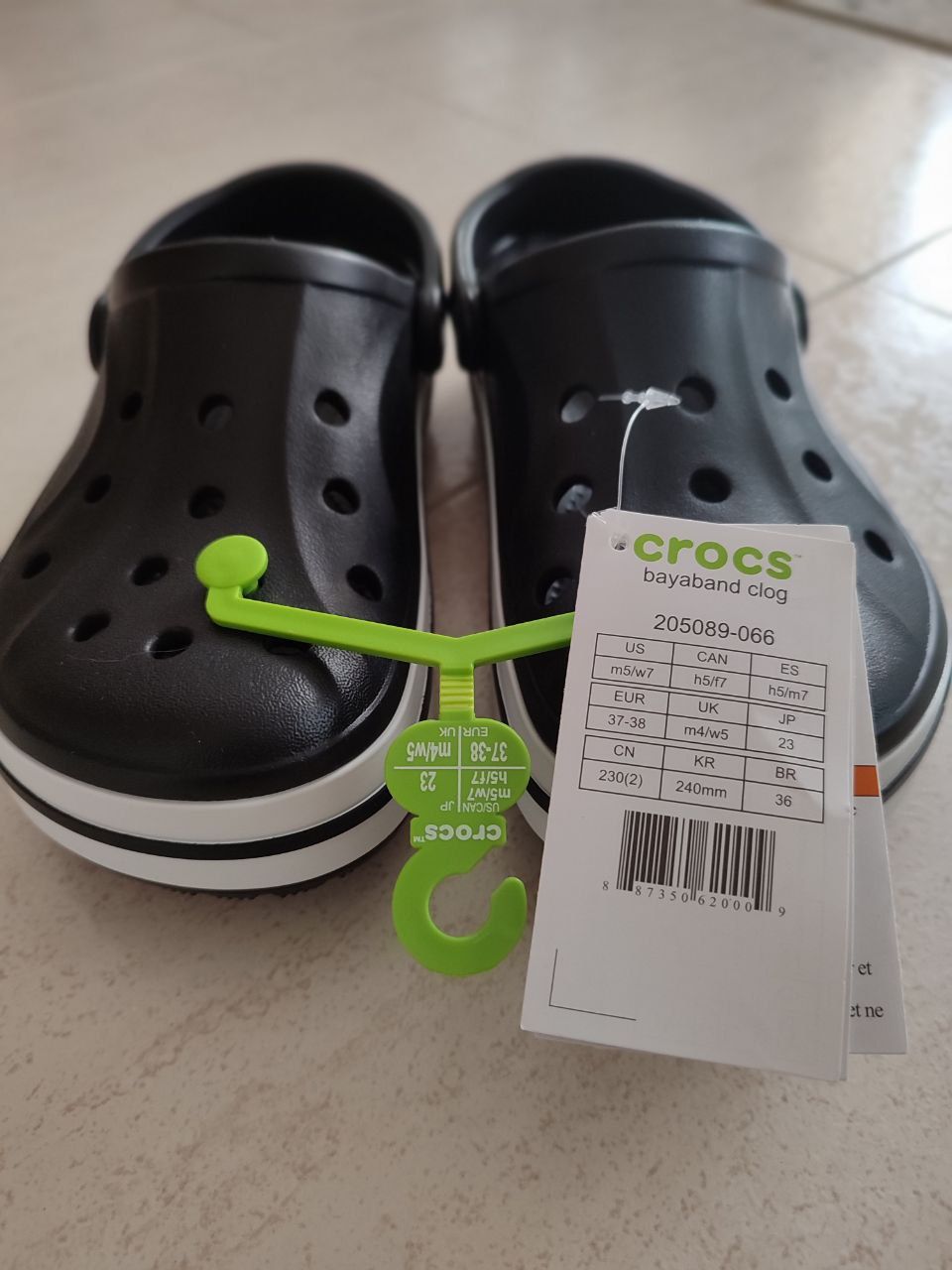 Crocs originais com etiquetas.