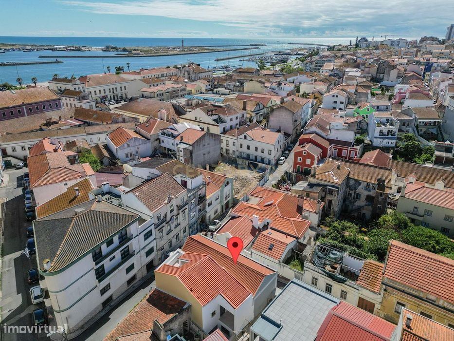 Casa Renovada com 4 Quartos e Garagem