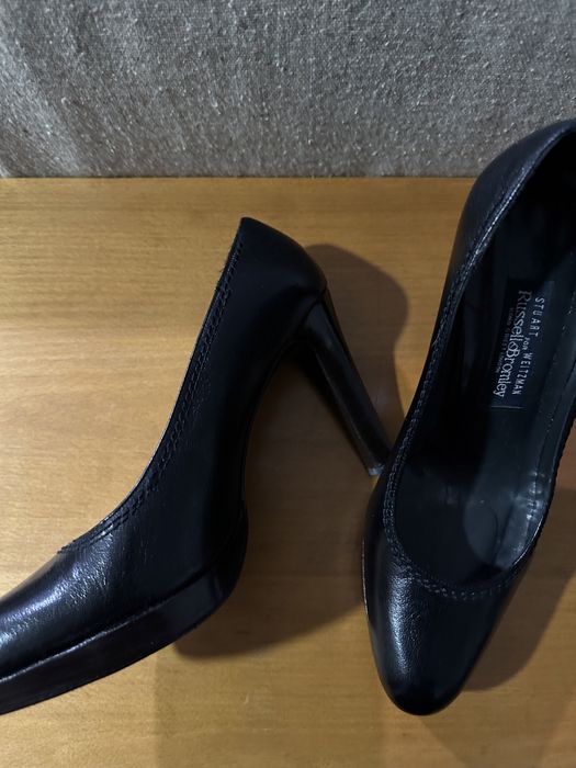 Sapatos de salto alto todos em peke Russell &Bromley