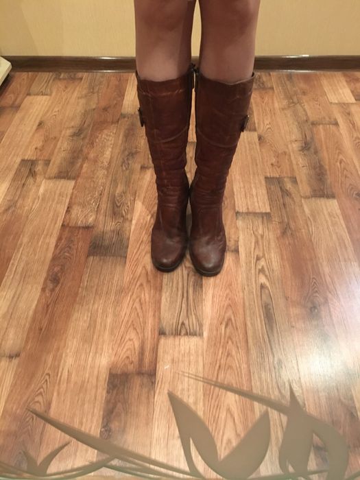 Продам зимові шкіряні високі чоботи