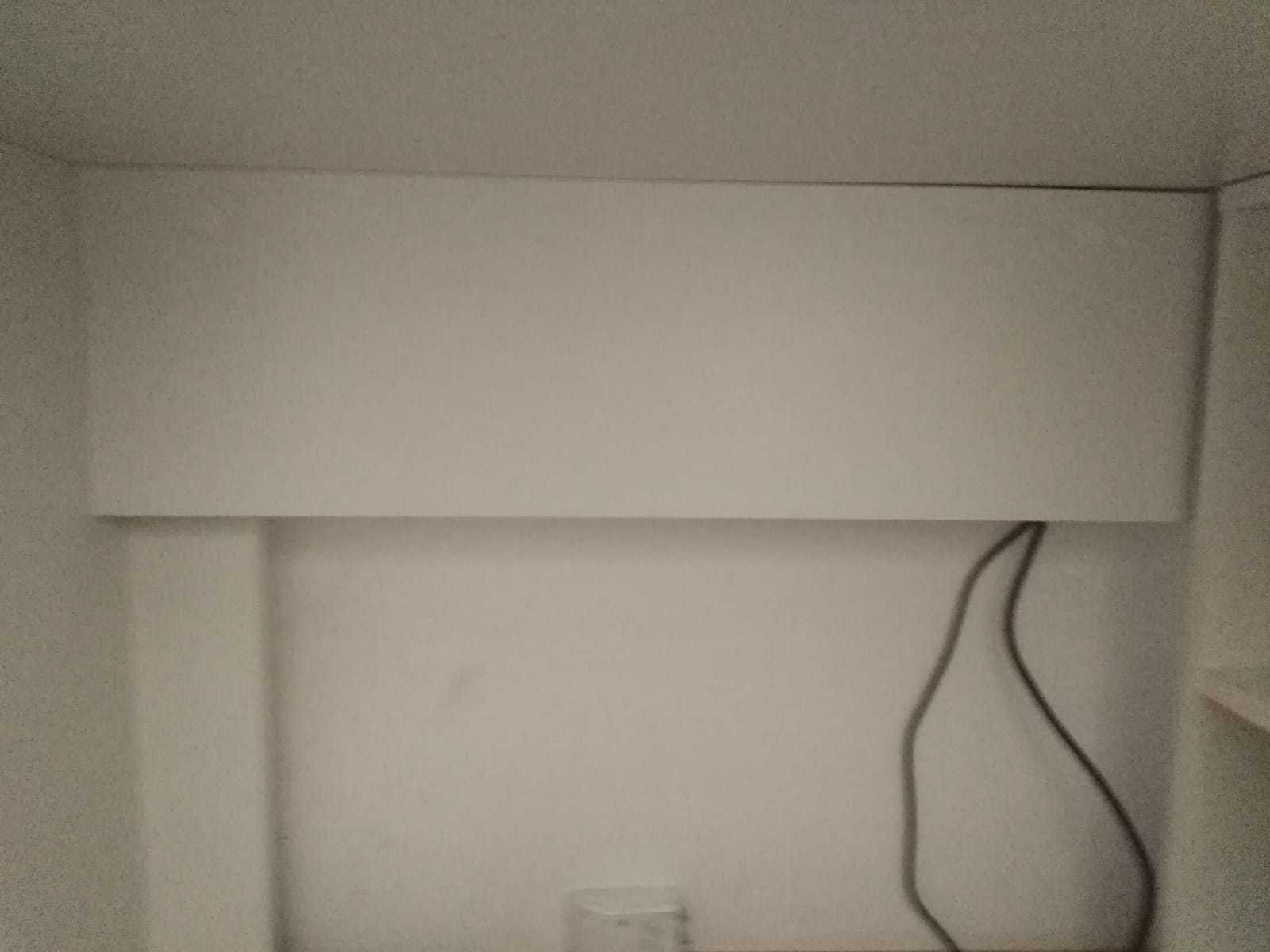 Biurko białe w kształcie litery L z wewnętrznymi półkami