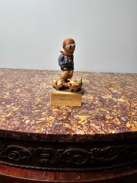Śliczna Figurka porcelana Goebel Hummel #66 "Farm Boy" 15 cm Niemcy