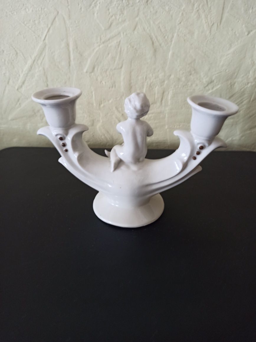 Świecznik figurka chłopiec gra na trąbce porcelana