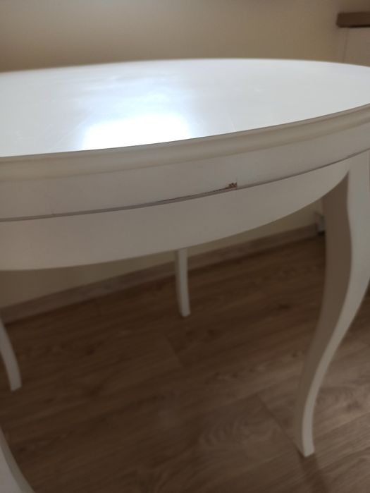 Biały drewniany stół