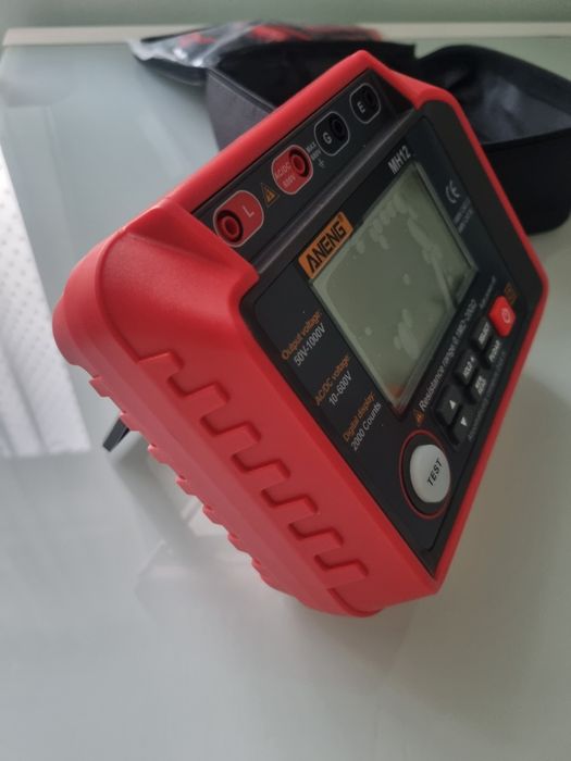 Cyfrowy miernik rezystancji izolacji.