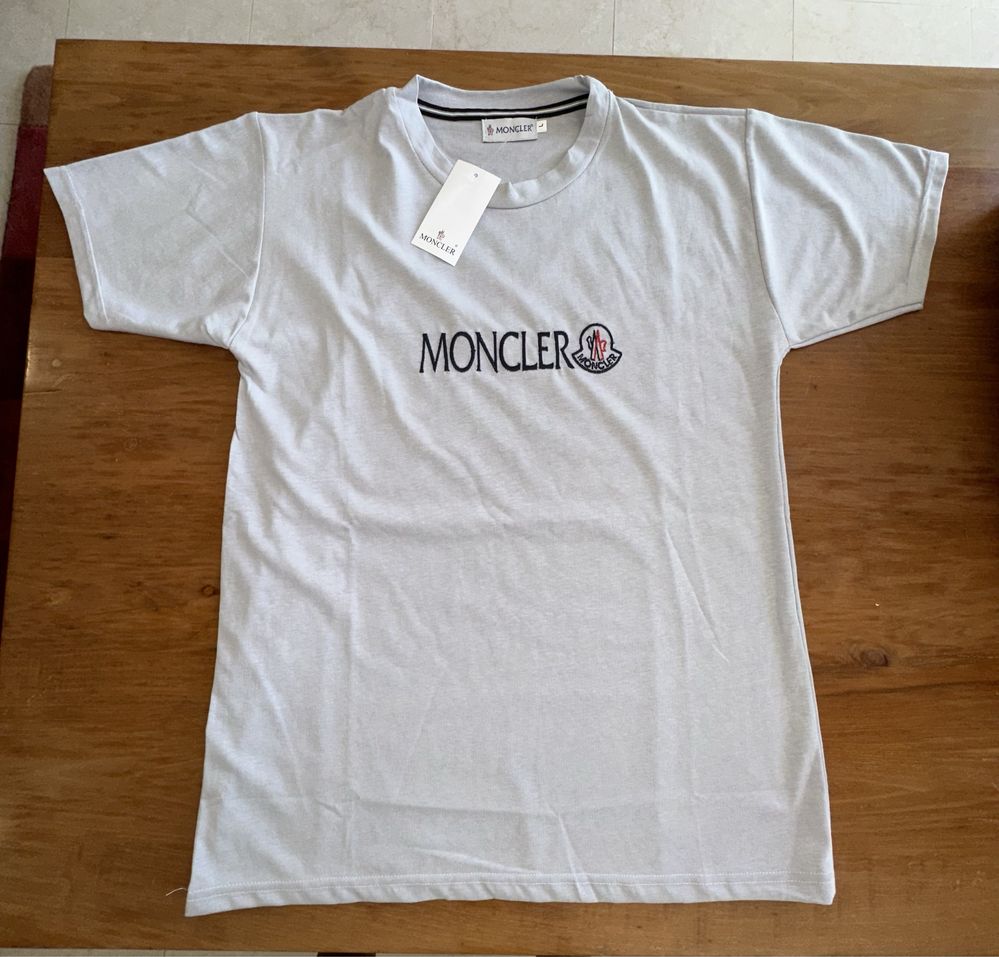 Duas camisolas moncler