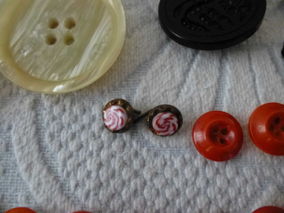 2 Lotes de botões , antigos e recentes