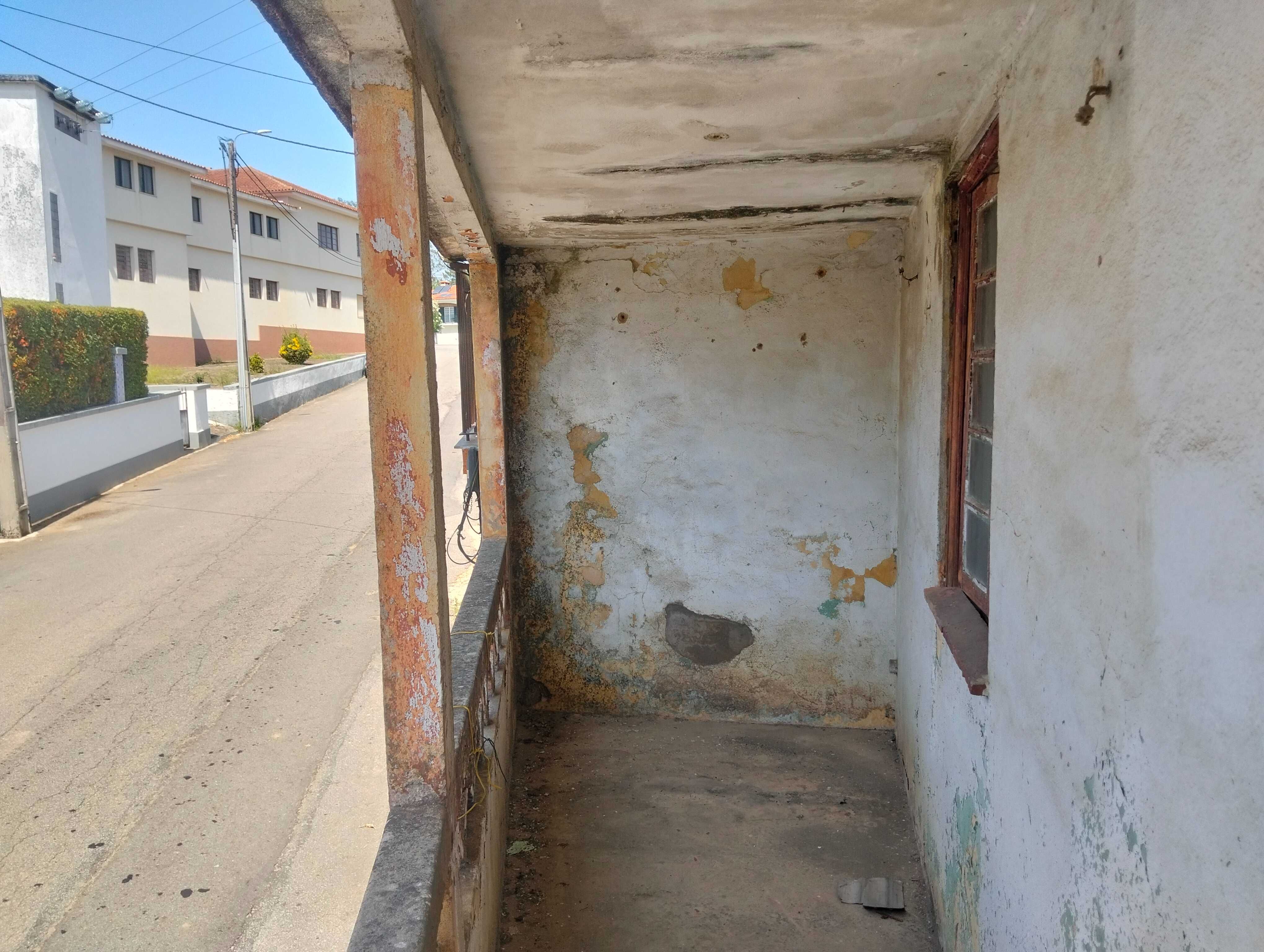 Duas casas para restauro – venda em conjunto ou separadas