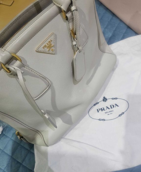 Carteira Prada Saffiano Branca usada.