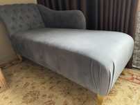 Chaise longue azul com pes dourado