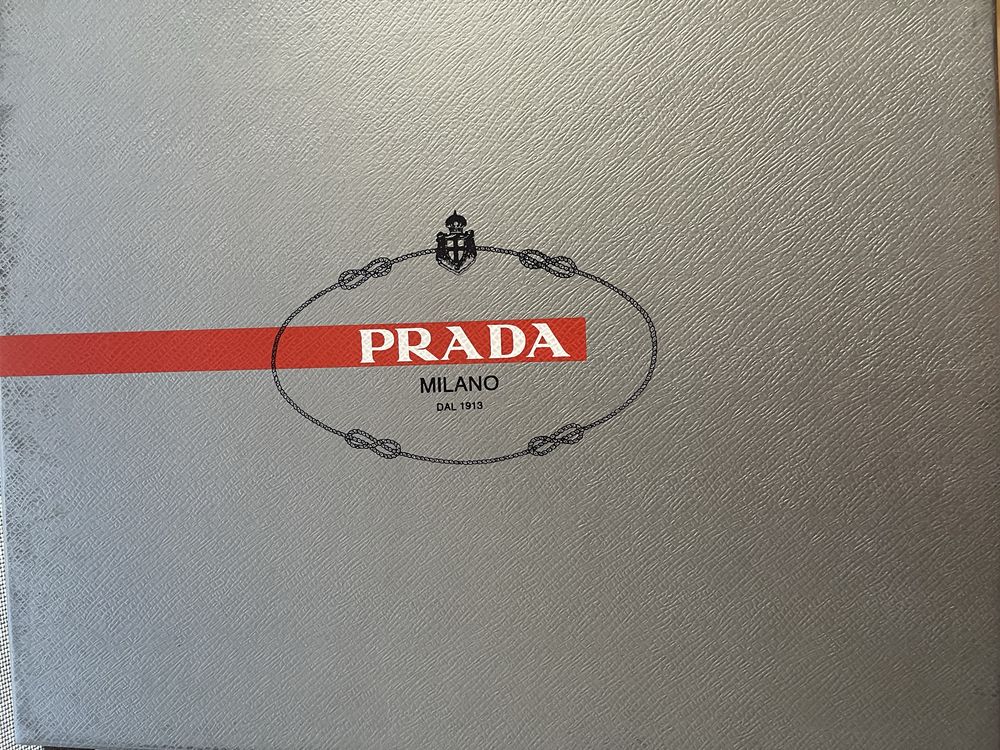 Жіночі кросівки Prada