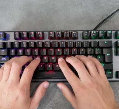 Teclado mecânico RGB Krom Kernel