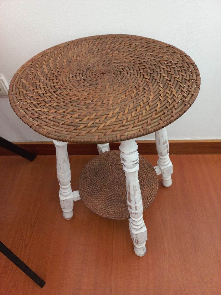 Pequena mesa de apoio restaurada
