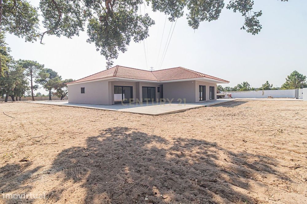 Moradia térrea com 5 suítes e piscina