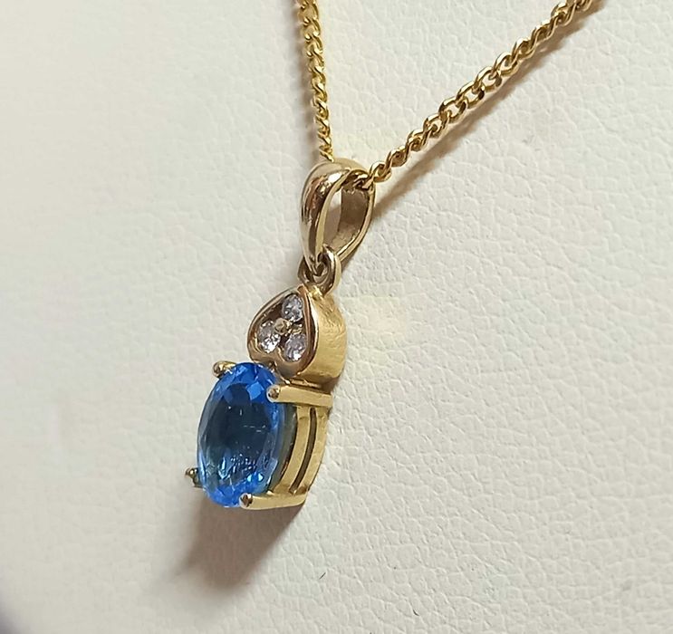 Wisiorek, przywieszka z topazem blu i diamentami, złoto 9K, poł. XX w.