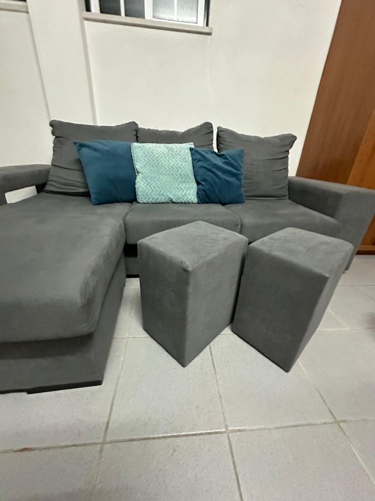 Sofá cinza com chaise lounge