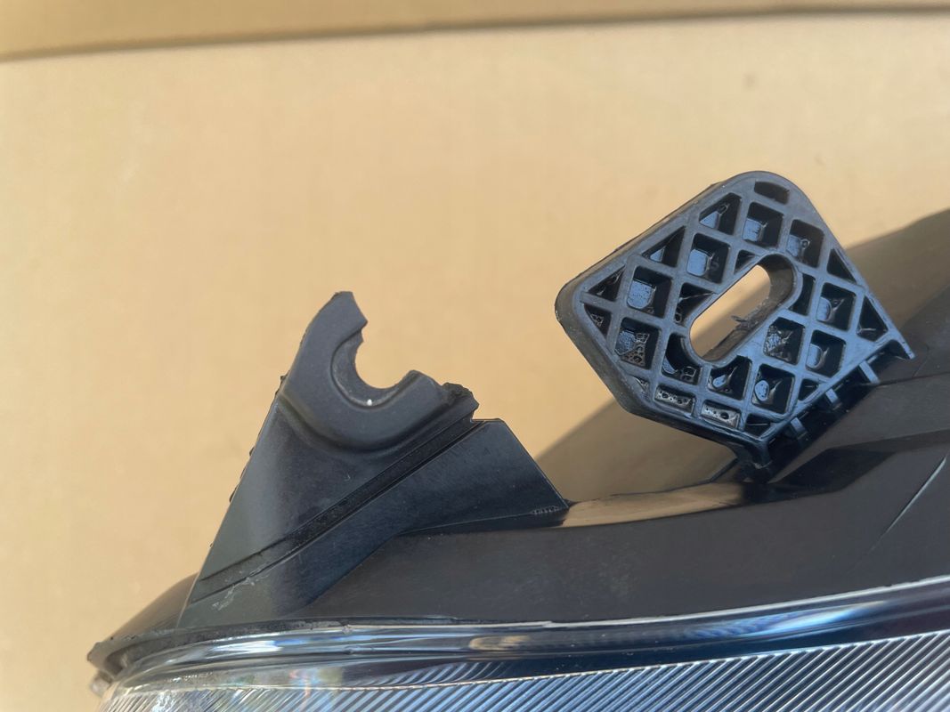 Ford Fiesta Mk 7/2013 > Lift Lewa Przednia Lampa Czarna Europa