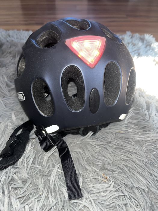 Kask abus z daszkiem i lampką