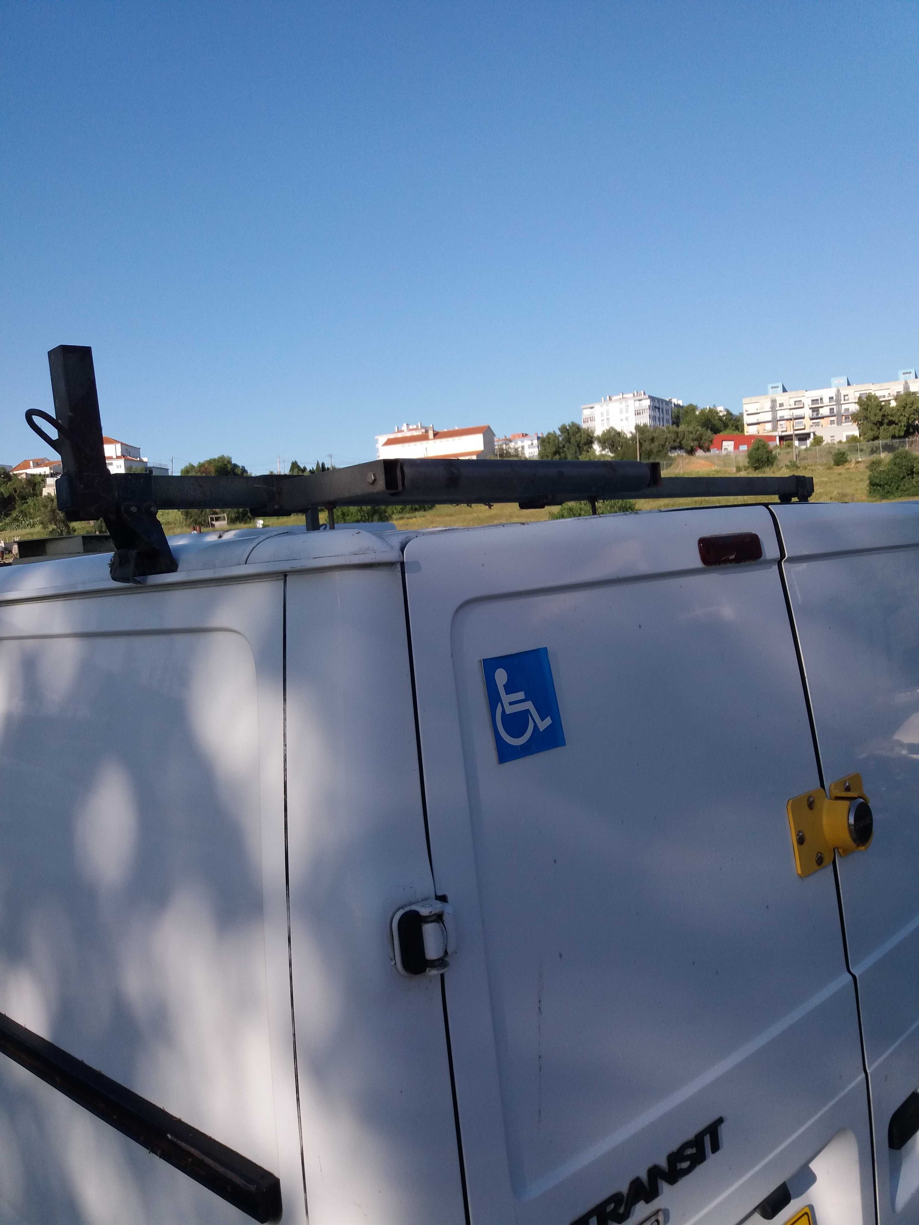 Ford Transit com acessorios
