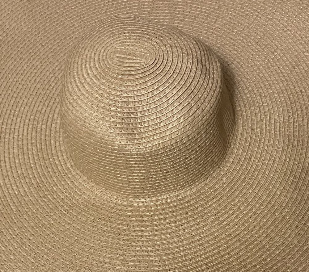 Duży brązowy kapelusz