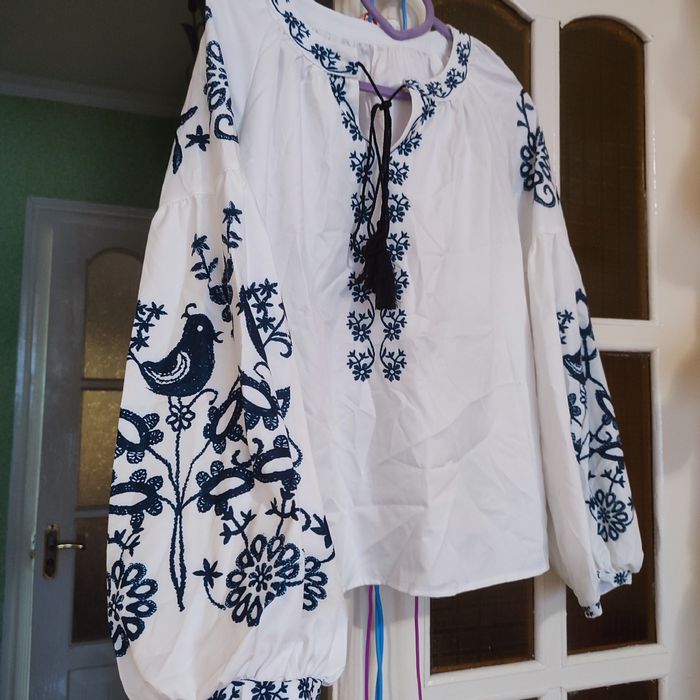 Нова жіноча блузка з темно-синім декоративним орнаментом