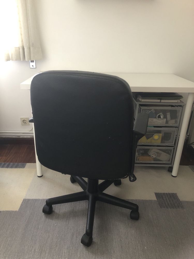 Cadeira escritório rotatória preta em pele