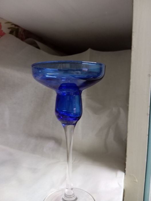 Castiçal azul para vela com pé alto