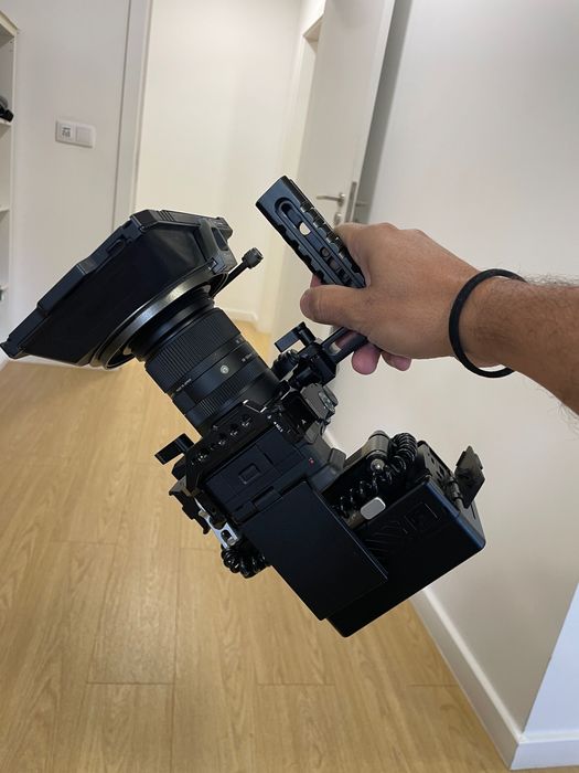 Sony A6700 + Sigma 18-50 F2.8 + V-Mount Smallrig
