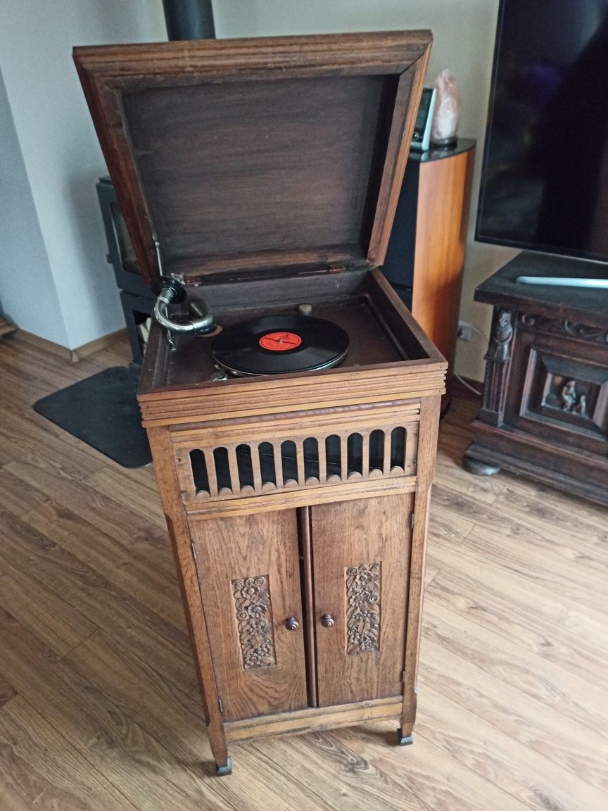 Gramofon przedwojenny antyk.