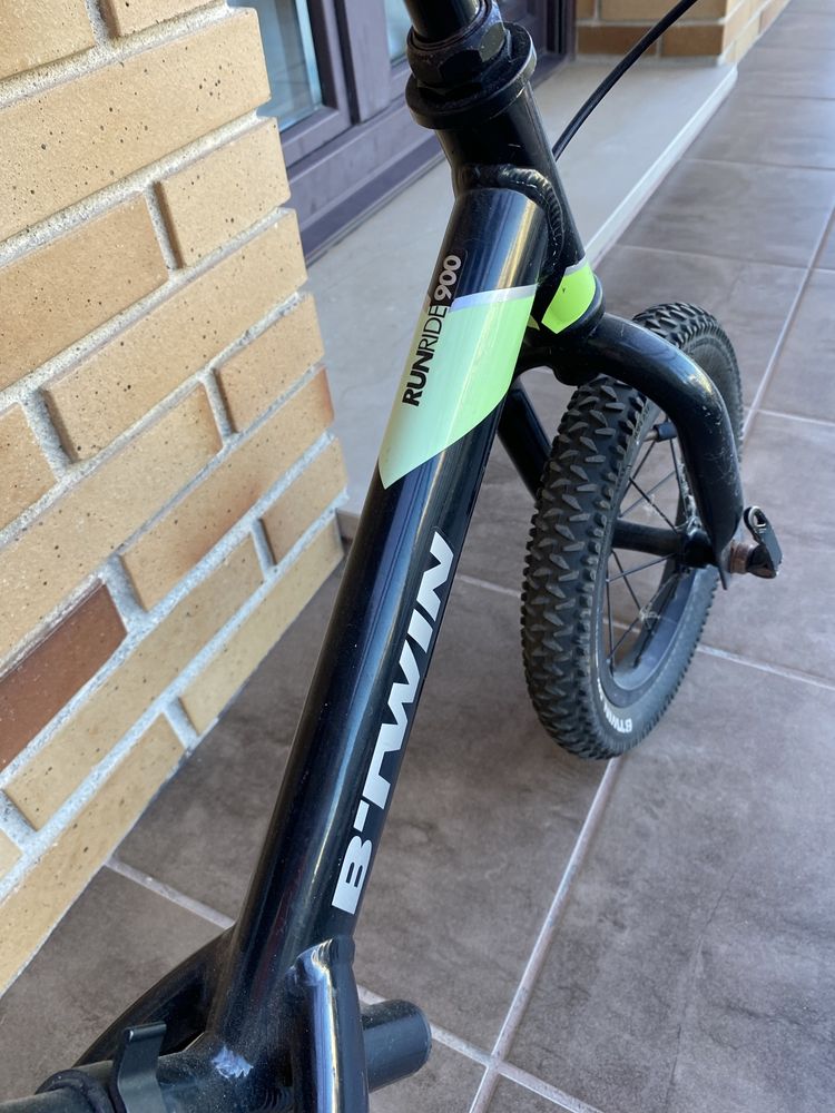 Bicicleta de aprendizagem B-Twin RunRide 900