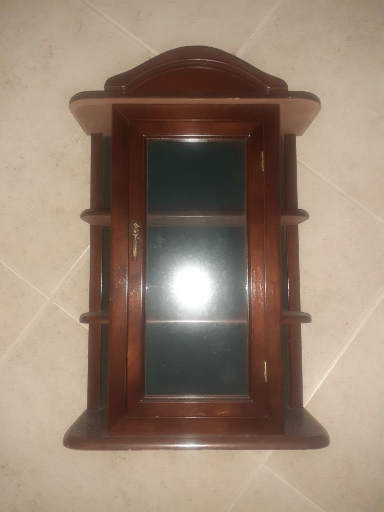 Móvel vitrine de madeira
